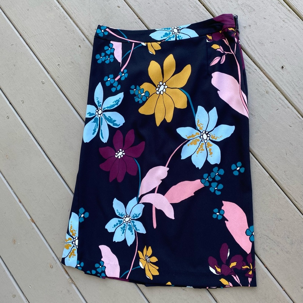 NWOT WHO WHAT WEAR Black Floral Midi Skirt with Bold Colors, Size: 2
